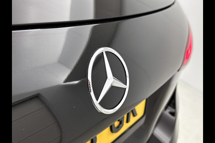 Mercedes-Benz A-Klasse 250 e Business Solution AMG Limited 5 Spaaks lichten metalen | MBUX wide screen | Navigatie | Parking support met camera achter | Inclusief 24 maanden MB Certified garantie voor Europa.