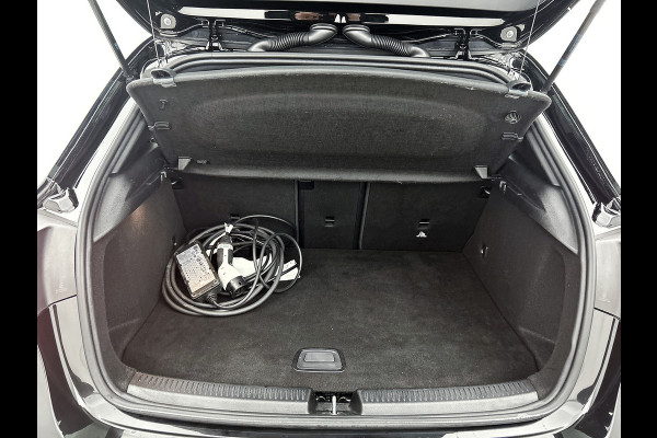 Mercedes-Benz A-Klasse 250 e Business Solution AMG Limited 5 Spaaks lichten metalen | MBUX wide screen | Navigatie | Parking support met camera achter | Inclusief 24 maanden MB Certified garantie voor Europa.