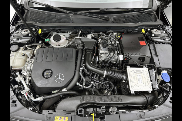 Mercedes-Benz A-Klasse 250 e Business Solution AMG Limited 5 Spaaks lichten metalen | MBUX wide screen | Navigatie | Parking support met camera achter | Inclusief 24 maanden MB Certified garantie voor Europa.