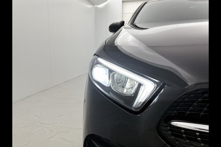 Mercedes-Benz A-Klasse 250 e Business Solution AMG Limited 5 Spaaks lichten metalen | MBUX wide screen | Navigatie | Parking support met camera achter | Inclusief 24 maanden MB Certified garantie voor Europa.