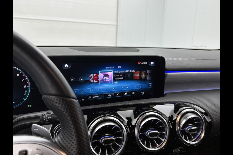 Mercedes-Benz A-Klasse 250 e Business Solution AMG Limited 5 Spaaks lichten metalen | MBUX wide screen | Navigatie | Parking support met camera achter | Inclusief 24 maanden MB Certified garantie voor Europa.