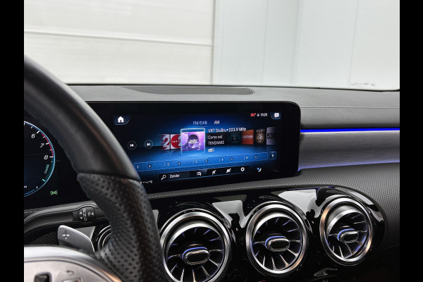 Mercedes-Benz A-Klasse 250 e Business Solution AMG Limited 5 Spaaks lichten metalen | MBUX wide screen | Navigatie | Parking support met camera achter | Inclusief 24 maanden MB Certified garantie voor Europa.