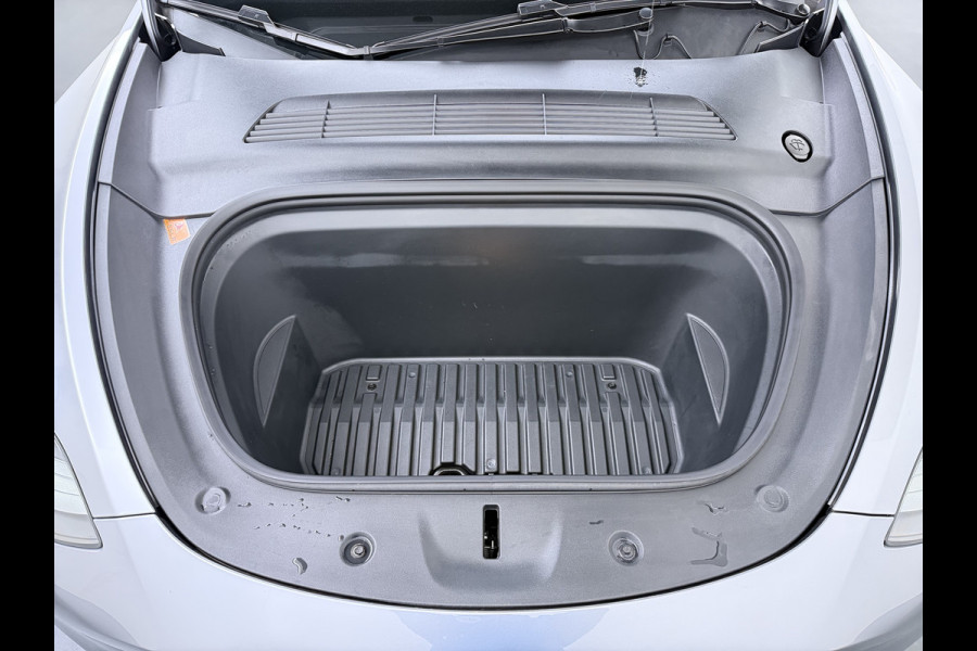 Tesla Model Y Performance 534pk 0-100 3,8 sec. Trekhaak AWD 78,1kWh Warmte-pomp FSD-Comp.3 AutoPilot Carbon-Spoiler Elekr.Achterklep AMD-Ryzen 3xCamera Navi LED ACC DAB Voorverwarmen interieur en Keyless via App One-Pedal-Drive Rode Remklauwen Garantie op Accu 03-02-2031 maz. 192.000km max. 250Kw laadvermogen !