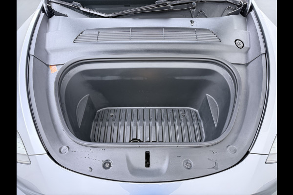 Tesla Model Y Performance 534pk 0-100 3,8 sec. Trekhaak AWD 78,1kWh Warmte-pomp FSD-Comp.3 AutoPilot Carbon-Spoiler Elekr.Achterklep AMD-Ryzen 3xCamera Navi LED ACC DAB Voorverwarmen interieur en Keyless via App One-Pedal-Drive Rode Remklauwen Garantie op Accu 03-02-2031 maz. 192.000km max. 250Kw laadvermogen !