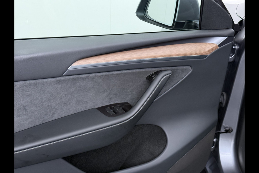 Tesla Model Y Performance 534pk 0-100 3,8 sec. Trekhaak AWD 78,1kWh Warmte-pomp FSD-Comp.3 AutoPilot Carbon-Spoiler Elekr.Achterklep AMD-Ryzen 3xCamera Navi LED ACC DAB Voorverwarmen interieur en Keyless via App One-Pedal-Drive Rode Remklauwen Garantie op Accu 03-02-2031 maz. 192.000km max. 250Kw laadvermogen !