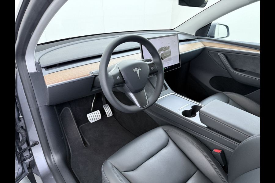 Tesla Model Y Performance 534pk 0-100 3,8 sec. Trekhaak AWD 78,1kWh Warmte-pomp FSD-Comp.3 AutoPilot Carbon-Spoiler Elekr.Achterklep AMD-Ryzen 3xCamera Navi LED ACC DAB Voorverwarmen interieur en Keyless via App One-Pedal-Drive Rode Remklauwen Garantie op Accu 03-02-2031 maz. 192.000km max. 250Kw laadvermogen !