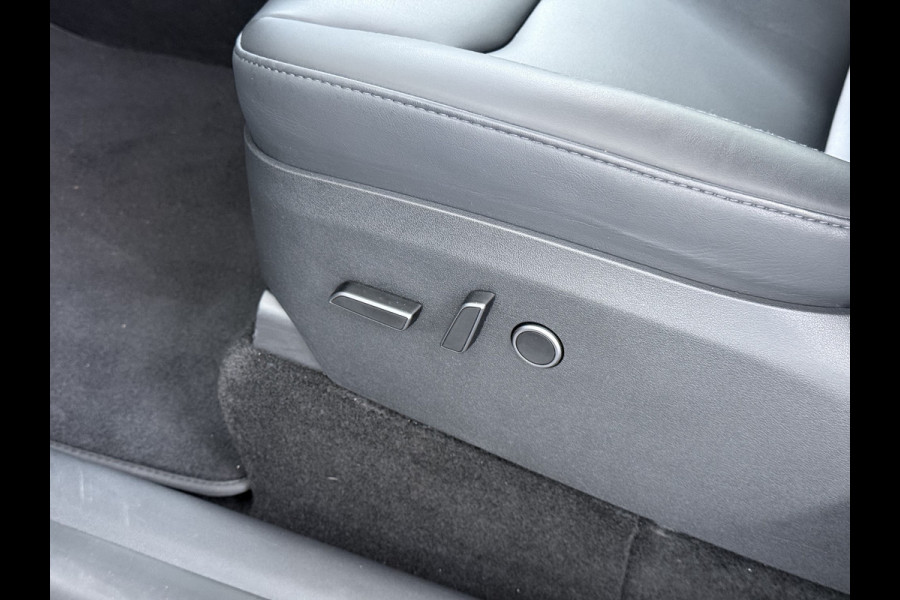 Tesla Model Y Performance 534pk 0-100 3,8 sec. Trekhaak AWD 78,1kWh Warmte-pomp FSD-Comp.3 AutoPilot Carbon-Spoiler Elekr.Achterklep AMD-Ryzen 3xCamera Navi LED ACC DAB Voorverwarmen interieur en Keyless via App One-Pedal-Drive Rode Remklauwen Garantie op Accu 03-02-2031 maz. 192.000km max. 250Kw laadvermogen !