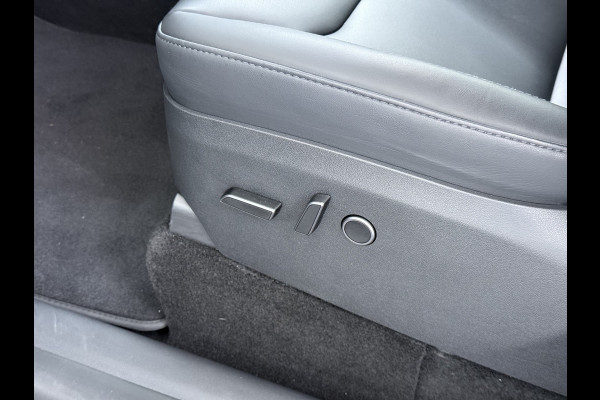 Tesla Model Y Performance 534pk 0-100 3,8 sec. Trekhaak AWD 78,1kWh Warmte-pomp FSD-Comp.3 AutoPilot Carbon-Spoiler Elekr.Achterklep AMD-Ryzen 3xCamera Navi LED ACC DAB Voorverwarmen interieur en Keyless via App One-Pedal-Drive Rode Remklauwen Garantie op Accu 03-02-2031 maz. 192.000km max. 250Kw laadvermogen !