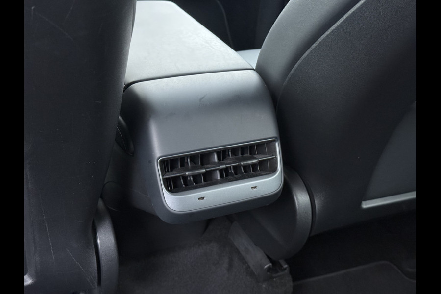 Tesla Model Y Performance 534pk 0-100 3,8 sec. Trekhaak AWD 78,1kWh Warmte-pomp FSD-Comp.3 AutoPilot Carbon-Spoiler Elekr.Achterklep AMD-Ryzen 3xCamera Navi LED ACC DAB Voorverwarmen interieur en Keyless via App One-Pedal-Drive Rode Remklauwen Garantie op Accu 03-02-2031 maz. 192.000km max. 250Kw laadvermogen !