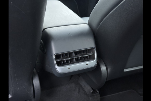 Tesla Model Y Performance 534pk 0-100 3,8 sec. Trekhaak AWD 78,1kWh Warmte-pomp FSD-Comp.3 AutoPilot Carbon-Spoiler Elekr.Achterklep AMD-Ryzen 3xCamera Navi LED ACC DAB Voorverwarmen interieur en Keyless via App One-Pedal-Drive Rode Remklauwen Garantie op Accu 03-02-2031 maz. 192.000km max. 250Kw laadvermogen !