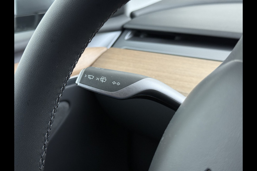 Tesla Model Y Performance 534pk 0-100 3,8 sec. Trekhaak AWD 78,1kWh Warmte-pomp FSD-Comp.3 AutoPilot Carbon-Spoiler Elekr.Achterklep AMD-Ryzen 3xCamera Navi LED ACC DAB Voorverwarmen interieur en Keyless via App One-Pedal-Drive Rode Remklauwen Garantie op Accu 03-02-2031 maz. 192.000km max. 250Kw laadvermogen !