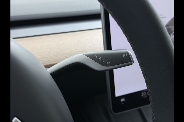 Tesla Model Y Performance 534pk 0-100 3,8 sec. Trekhaak AWD 78,1kWh Warmte-pomp FSD-Comp.3 AutoPilot Carbon-Spoiler Elekr.Achterklep AMD-Ryzen 3xCamera Navi LED ACC DAB Voorverwarmen interieur en Keyless via App One-Pedal-Drive Rode Remklauwen Garantie op Accu 03-02-2031 maz. 192.000km max. 250Kw laadvermogen !