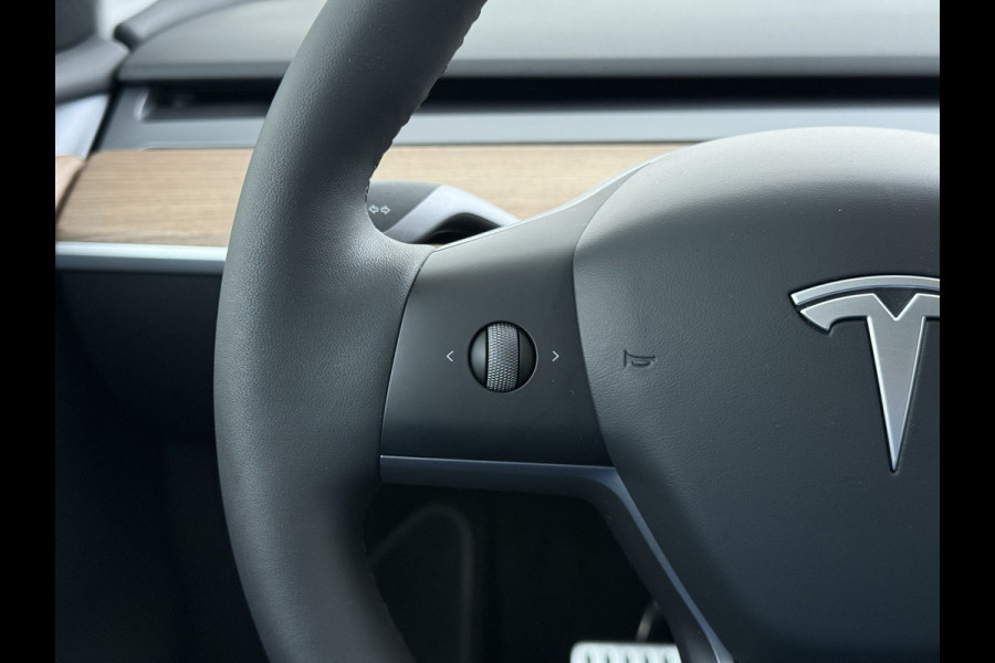 Tesla Model Y Performance 534pk 0-100 3,8 sec. Trekhaak AWD 78,1kWh Warmte-pomp FSD-Comp.3 AutoPilot Carbon-Spoiler Elekr.Achterklep AMD-Ryzen 3xCamera Navi LED ACC DAB Voorverwarmen interieur en Keyless via App One-Pedal-Drive Rode Remklauwen Garantie op Accu 03-02-2031 maz. 192.000km max. 250Kw laadvermogen !