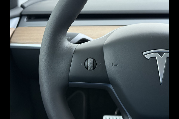 Tesla Model Y Performance 534pk 0-100 3,8 sec. Trekhaak AWD 78,1kWh Warmte-pomp FSD-Comp.3 AutoPilot Carbon-Spoiler Elekr.Achterklep AMD-Ryzen 3xCamera Navi LED ACC DAB Voorverwarmen interieur en Keyless via App One-Pedal-Drive Rode Remklauwen Garantie op Accu 03-02-2031 maz. 192.000km max. 250Kw laadvermogen !