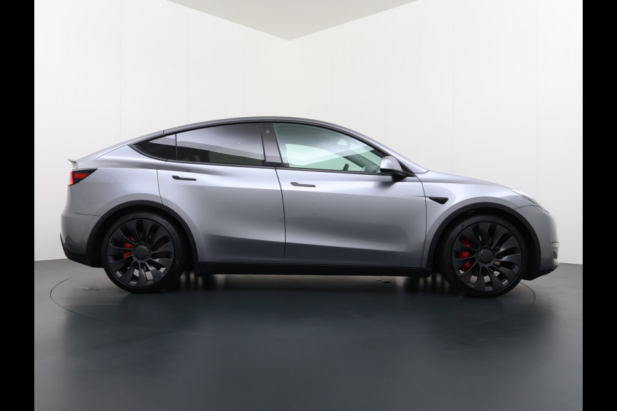 Tesla Model Y Performance 534pk 0-100 3,8 sec. Trekhaak AWD 78,1kWh Warmte-pomp FSD-Comp.3 AutoPilot Carbon-Spoiler Elekr.Achterklep AMD-Ryzen 3xCamera Navi LED ACC DAB Voorverwarmen interieur en Keyless via App One-Pedal-Drive Rode Remklauwen Garantie op Accu 03-02-2031 maz. 192.000km max. 250Kw laadvermogen !