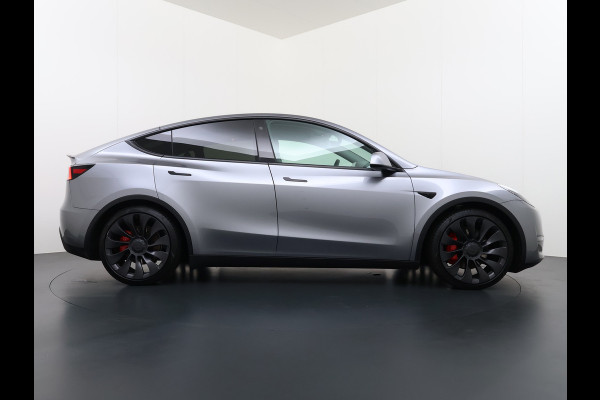 Tesla Model Y Performance 534pk 0-100 3,8 sec. Trekhaak AWD 78,1kWh Warmte-pomp FSD-Comp.3 AutoPilot Carbon-Spoiler Elekr.Achterklep AMD-Ryzen 3xCamera Navi LED ACC DAB Voorverwarmen interieur en Keyless via App One-Pedal-Drive Rode Remklauwen Garantie op Accu 03-02-2031 maz. 192.000km max. 250Kw laadvermogen !