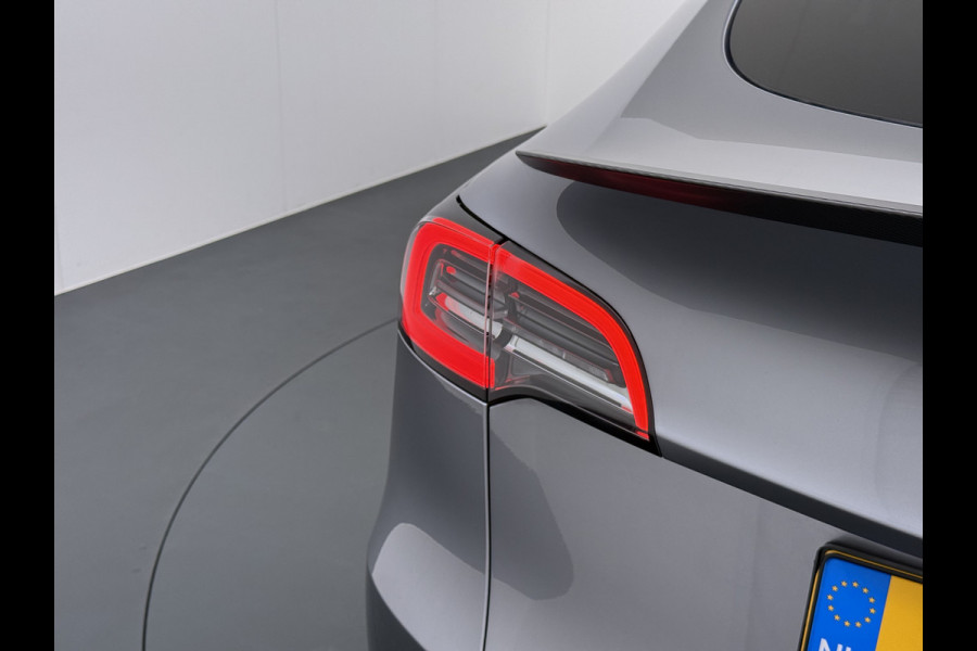 Tesla Model Y Performance 534pk 0-100 3,8 sec. Trekhaak AWD 78,1kWh Warmte-pomp FSD-Comp.3 AutoPilot Carbon-Spoiler Elekr.Achterklep AMD-Ryzen 3xCamera Navi LED ACC DAB Voorverwarmen interieur en Keyless via App One-Pedal-Drive Rode Remklauwen Garantie op Accu 03-02-2031 maz. 192.000km max. 250Kw laadvermogen !