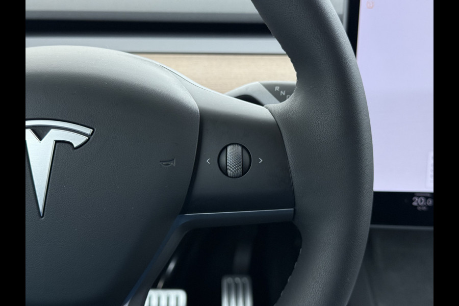 Tesla Model Y Performance 534pk 0-100 3,8 sec. Trekhaak AWD 78,1kWh Warmte-pomp FSD-Comp.3 AutoPilot Carbon-Spoiler Elekr.Achterklep AMD-Ryzen 3xCamera Navi LED ACC DAB Voorverwarmen interieur en Keyless via App One-Pedal-Drive Rode Remklauwen Garantie op Accu 03-02-2031 maz. 192.000km max. 250Kw laadvermogen !