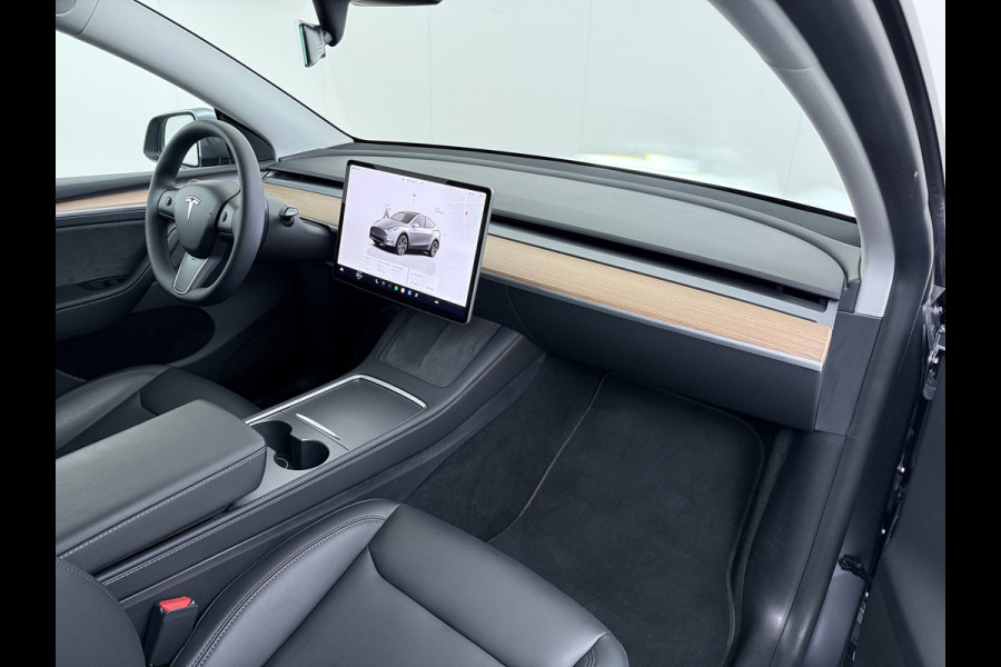 Tesla Model Y Performance 534pk 0-100 3,8 sec. Trekhaak AWD 78,1kWh Warmte-pomp FSD-Comp.3 AutoPilot Carbon-Spoiler Elekr.Achterklep AMD-Ryzen 3xCamera Navi LED ACC DAB Voorverwarmen interieur en Keyless via App One-Pedal-Drive Rode Remklauwen Garantie op Accu 03-02-2031 maz. 192.000km max. 250Kw laadvermogen !