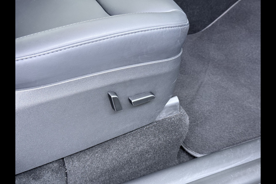 Tesla Model Y Performance 534pk 0-100 3,8 sec. Trekhaak AWD 78,1kWh Warmte-pomp FSD-Comp.3 AutoPilot Carbon-Spoiler Elekr.Achterklep AMD-Ryzen 3xCamera Navi LED ACC DAB Voorverwarmen interieur en Keyless via App One-Pedal-Drive Rode Remklauwen Garantie op Accu 03-02-2031 maz. 192.000km max. 250Kw laadvermogen !