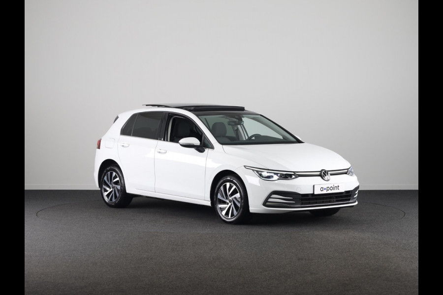 Volkswagen Golf 1.4 eHybrid Style 204 pk Automaat (DSG) | Navigatie | Panoramadak | Parkeersensoren | Adaptieve cruise control | Stoelverwarming |