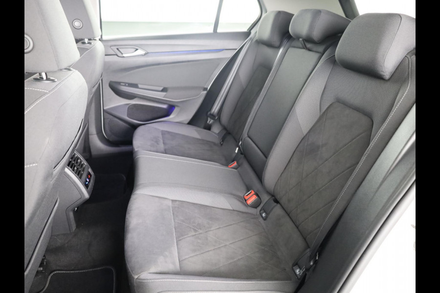 Volkswagen Golf 1.4 eHybrid Style 204 pk Automaat (DSG) | Navigatie | Panoramadak | Parkeersensoren | Adaptieve cruise control | Stoelverwarming |
