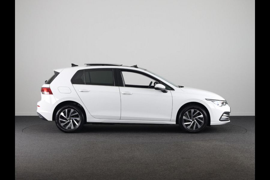 Volkswagen Golf 1.4 eHybrid Style 204 pk Automaat (DSG) | Navigatie | Panoramadak | Parkeersensoren | Adaptieve cruise control | Stoelverwarming |