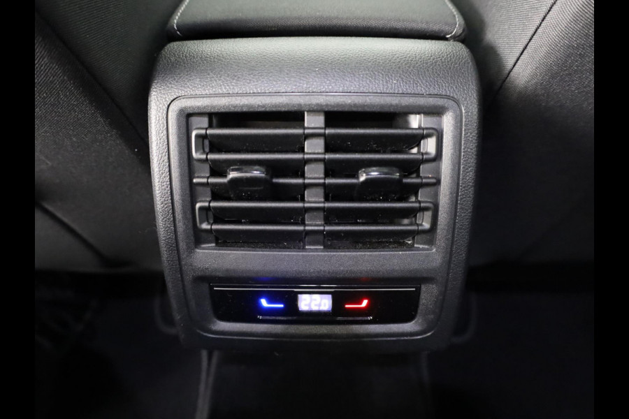 Volkswagen Golf 1.4 eHybrid Style 204 pk Automaat (DSG) | Navigatie | Panoramadak | Parkeersensoren | Adaptieve cruise control | Stoelverwarming |