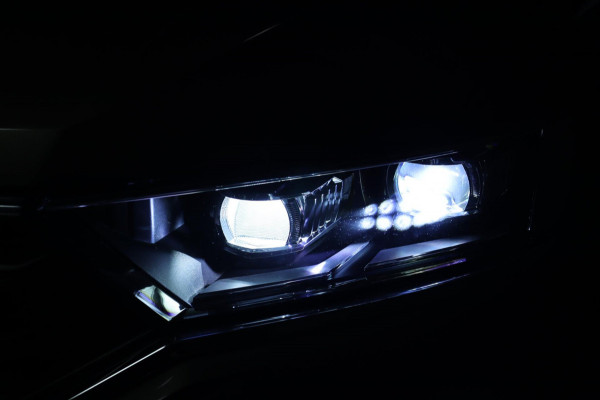 Volkswagen T-Roc 1.5 TSI / PANODAK / ACC / CAMERA / CARPLAY / STUUR+STOELVERW