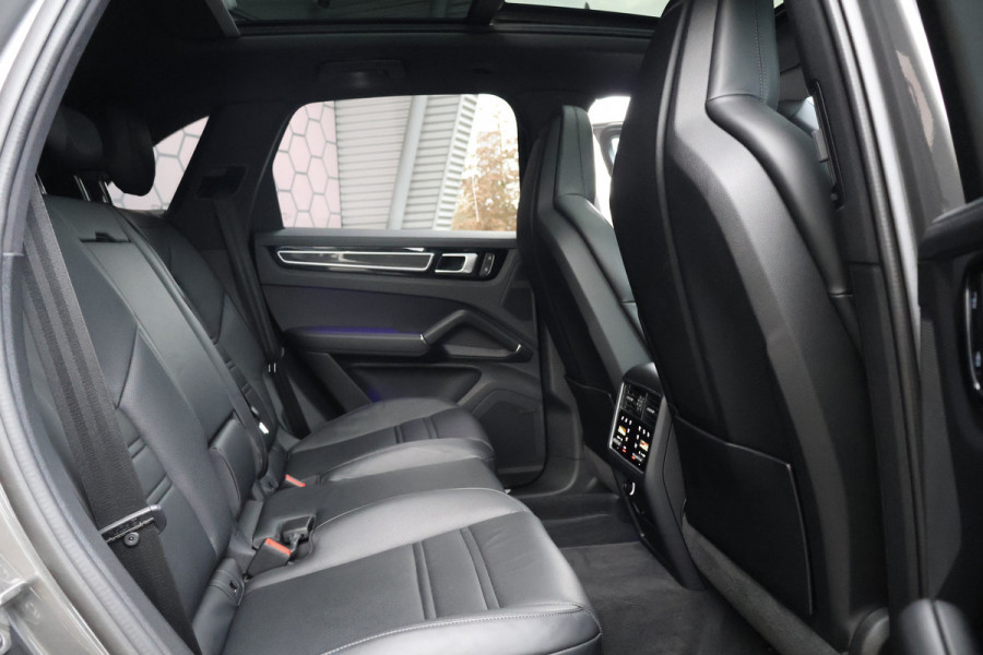 Porsche Cayenne 3.0 E-Hybrid | NP € 222.577,- | KERAMISCHE REMMEN | 40K TECHART | CLANCK AUDIO | FULL PPF | PASM | PDCC | PCCB | PDLS+ | PANORAM INTERIEURPAKKET CARBON | DIMMENDE SPIEGELS | CARBON SPIEGELKAPPEN |