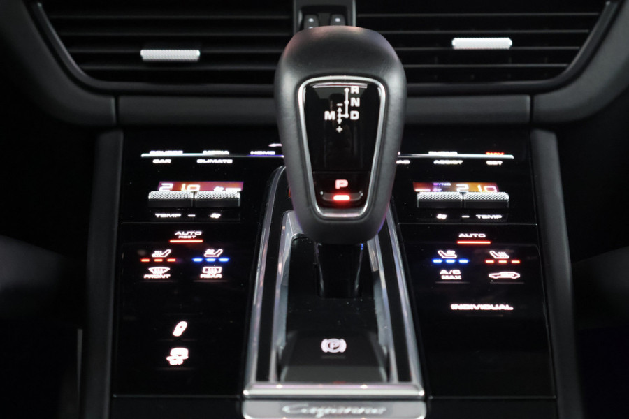 Porsche Cayenne 3.0 E-Hybrid | NP € 222.577,- | KERAMISCHE REMMEN | 40K TECHART | CLANCK AUDIO | FULL PPF | PASM | PDCC | PCCB | PDLS+ | PANORAM INTERIEURPAKKET CARBON | DIMMENDE SPIEGELS | CARBON SPIEGELKAPPEN |