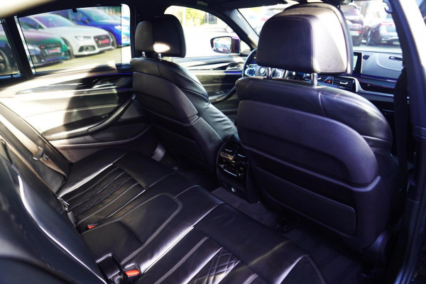 BMW 5 Serie M550d xDrive| Schuifdak | Stoelkoeling | Adaptieve Cruise control | 400 PK | Luxe Nappa Leder | Shadow Line | Dealer o