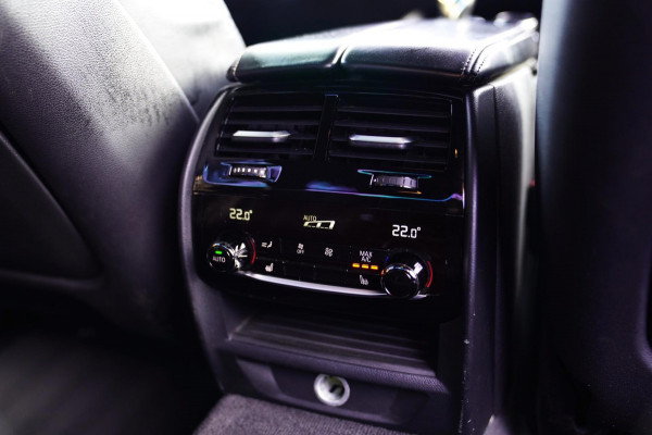 BMW 5 Serie M550d xDrive| Schuifdak | Stoelkoeling | Adaptieve Cruise control | 400 PK | Luxe Nappa Leder | Shadow Line | Dealer o