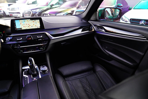 BMW 5 Serie M550d xDrive| Schuifdak | Stoelkoeling | Adaptieve Cruise control | 400 PK | Luxe Nappa Leder | Shadow Line | Dealer o
