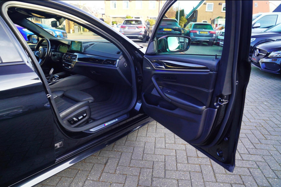 BMW 5 Serie M550d xDrive| Schuifdak | Stoelkoeling | Adaptieve Cruise control | 400 PK | Luxe Nappa Leder | Shadow Line | Dealer o