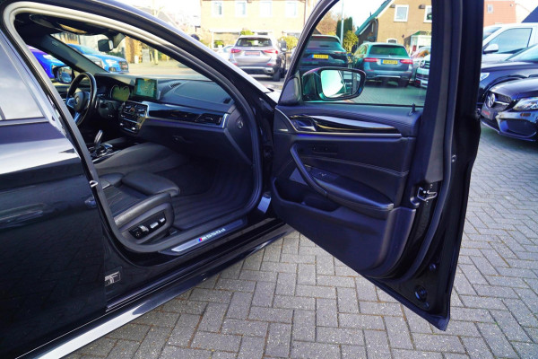 BMW 5 Serie M550d xDrive| Schuifdak | Stoelkoeling | Adaptieve Cruise control | 400 PK | Luxe Nappa Leder | Shadow Line | Dealer o