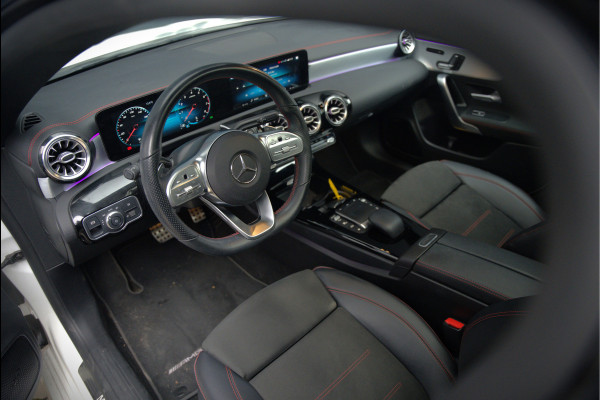 Mercedes-Benz CLA-Klasse 200 Business Solution AMG | Panoramadak | Stoelverwarming | Keyless | Memory Seats | Cruise Control | Ambiance verlichting | Camera | Parkeersensoren |