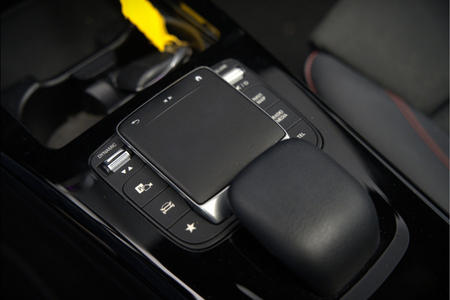 Mercedes-Benz CLA-Klasse 200 Business Solution AMG | Panoramadak | Stoelverwarming | Keyless | Memory Seats | Cruise Control | Ambiance verlichting | Camera | Parkeersensoren |