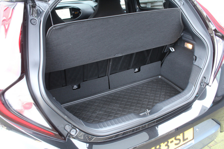 Toyota Aygo X 1.0 VVT-i 73pk Premium AUTOMAAT NL-Auto NAP Clima Cruise Navi Camera Carplay 18"LMV Keyless JBL Stoelverwarming