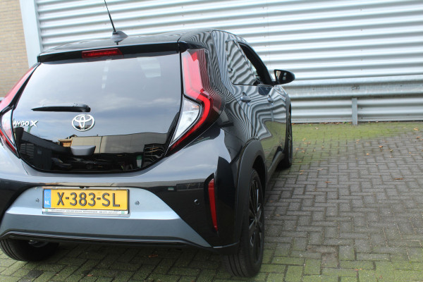Toyota Aygo X 1.0 VVT-i 73pk Premium AUTOMAAT NL-Auto NAP Clima Cruise Navi Camera Carplay 18"LMV Keyless JBL Stoelverwarming