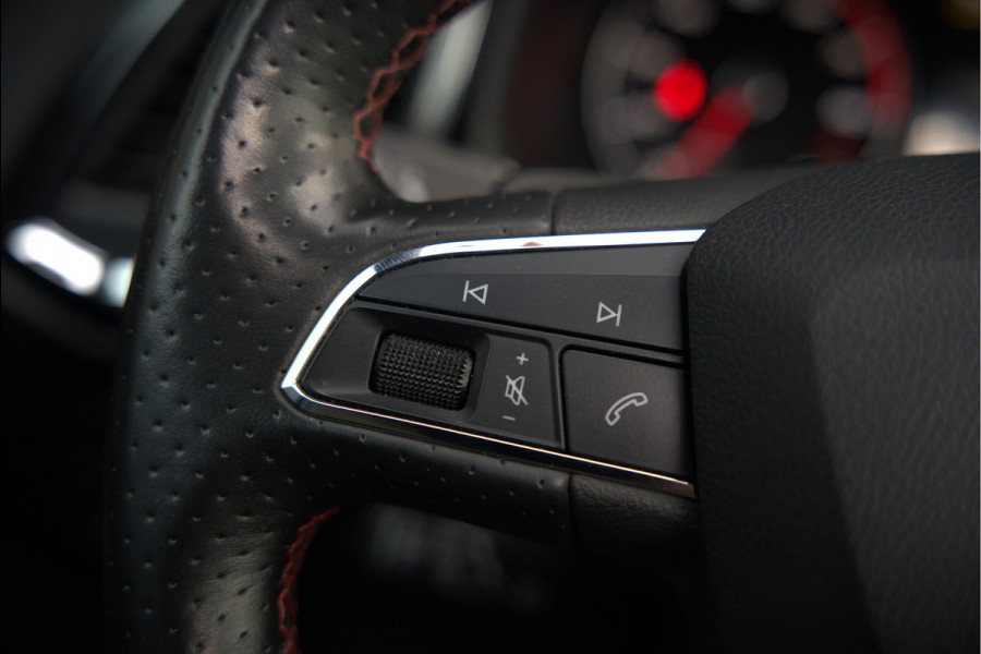 Seat Ateca 2.0 EcoTSI FR 4DRIVE | Panoramadak | Stoelverwarming | Keyless | 360 Camera | Standkachel | Navigatie | Apple Carplay | Trekhaak | Elektrische Stoel | Adaptive Cruise Control | Seat Sound | Adaptief Onderstel | D