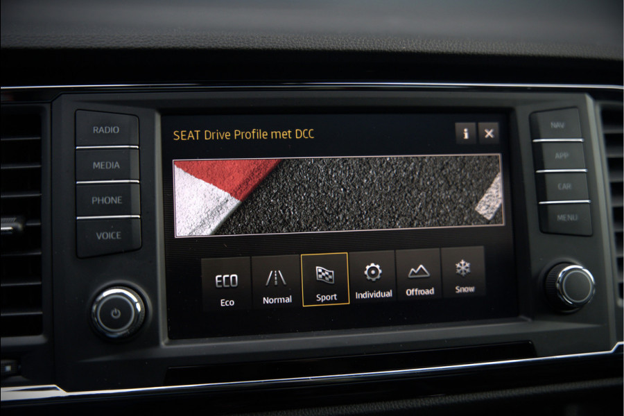 Seat Ateca 2.0 EcoTSI FR 4DRIVE | Panoramadak | Stoelverwarming | Keyless | 360 Camera | Standkachel | Navigatie | Apple Carplay | Trekhaak | Elektrische Stoel | Adaptive Cruise Control | Seat Sound | Adaptief Onderstel | D