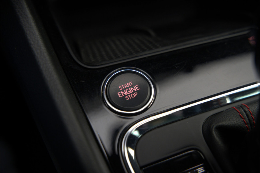 Seat Ateca 2.0 EcoTSI FR 4DRIVE | Panoramadak | Stoelverwarming | Keyless | 360 Camera | Standkachel | Navigatie | Apple Carplay | Trekhaak | Elektrische Stoel | Adaptive Cruise Control | Seat Sound | Adaptief Onderstel | D