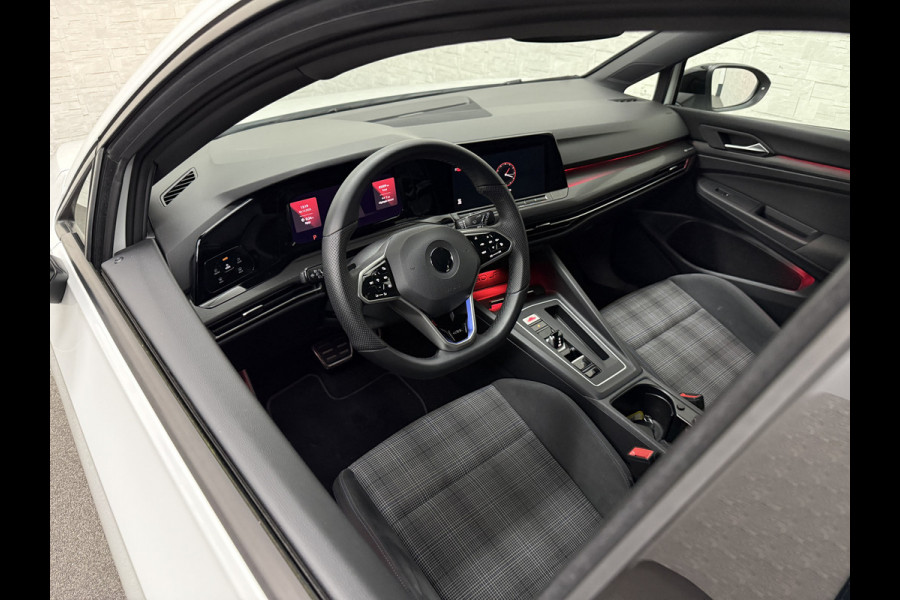 Volkswagen Golf 1.4 eHybrid GTE | IQ-Light | ACC | 19'' | GTI Diffuser | Trekhaak | Stuurwielverwarming | Achteruitrij-Camera | 3-Zone Clima | Carplay | Sfeerverlichting | Draadloos Laden |