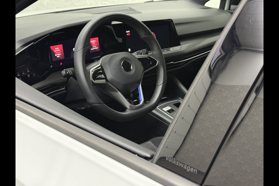 Volkswagen Golf 1.4 eHybrid GTE | IQ-Light | ACC | 19'' | GTI Diffuser | Trekhaak | Stuurwielverwarming | Achteruitrij-Camera | 3-Zone Clima | Carplay | Sfeerverlichting | Draadloos Laden |