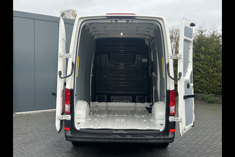 Volkswagen Crafter 2.0 TDI 141 PK DSG AUTOMAAT HIGHLINE+ / LED KOPLAMPEN / L3H3 / 3.000 KG AHG / 270 A DEUREN / AIRCO / CRUISE / BLUETOOTH / 3-ZITS