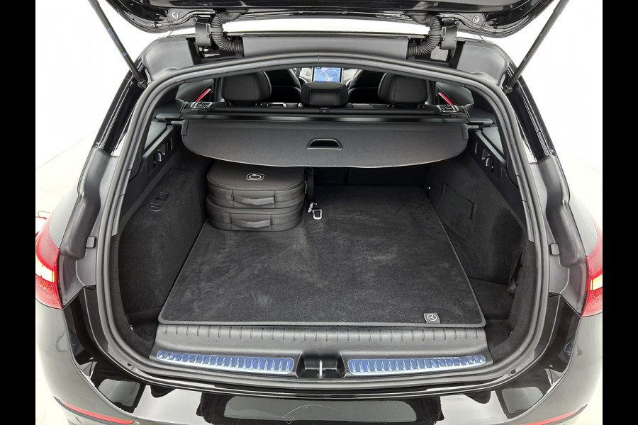 Mercedes-Benz C-Klasse Estate 300 e AMG Plug-In Hybride AMG Line | Trekhaak | Panorama Schuif-Kanteldak | Digital Licht | Rijassistentiepakket Plus incl. PRE-SAFE Inclusief 24 maanden MB Certified garantie voor Europa.