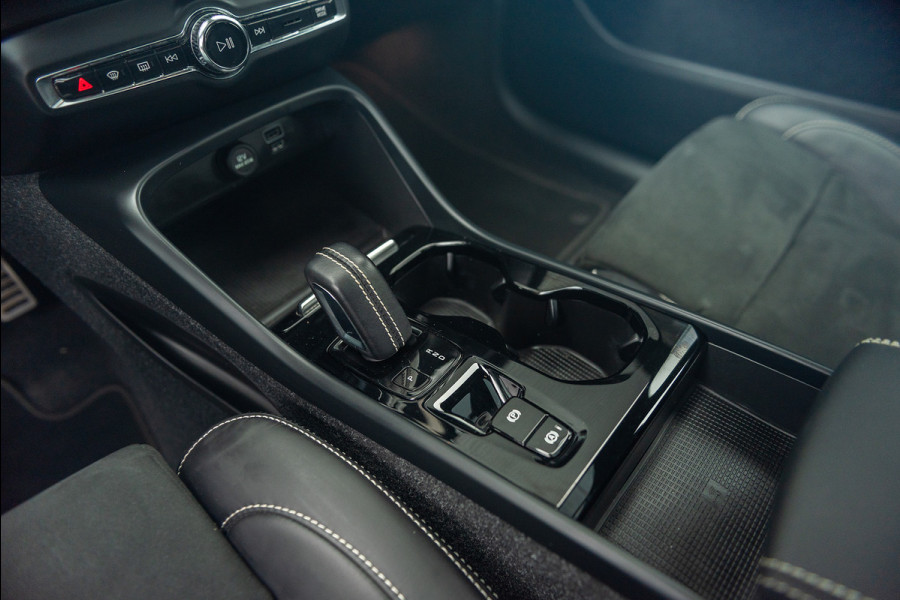 Volvo XC40 T5 Plug-in Hybrid R-Design Leder Navigatie Parkeercamera Panoramadak 262pk