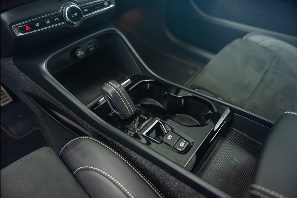 Volvo XC40 T5 Plug-in Hybrid R-Design Leder Navigatie Parkeercamera Panoramadak 262pk