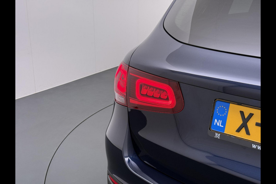 Mercedes-Benz GLC 300e 4MATIC Premium Plus | PHEV PLUG-IN HYBRIDE | MEGA VETTE AUTO | PANORAMA DAK | 20INCH | CAMERA | ELEKTRISCHE KLEP | KEYLESS ENTRY + START | DODEHOEK | RIJKLAAR + 12 MND BOVAG GARANTIE!